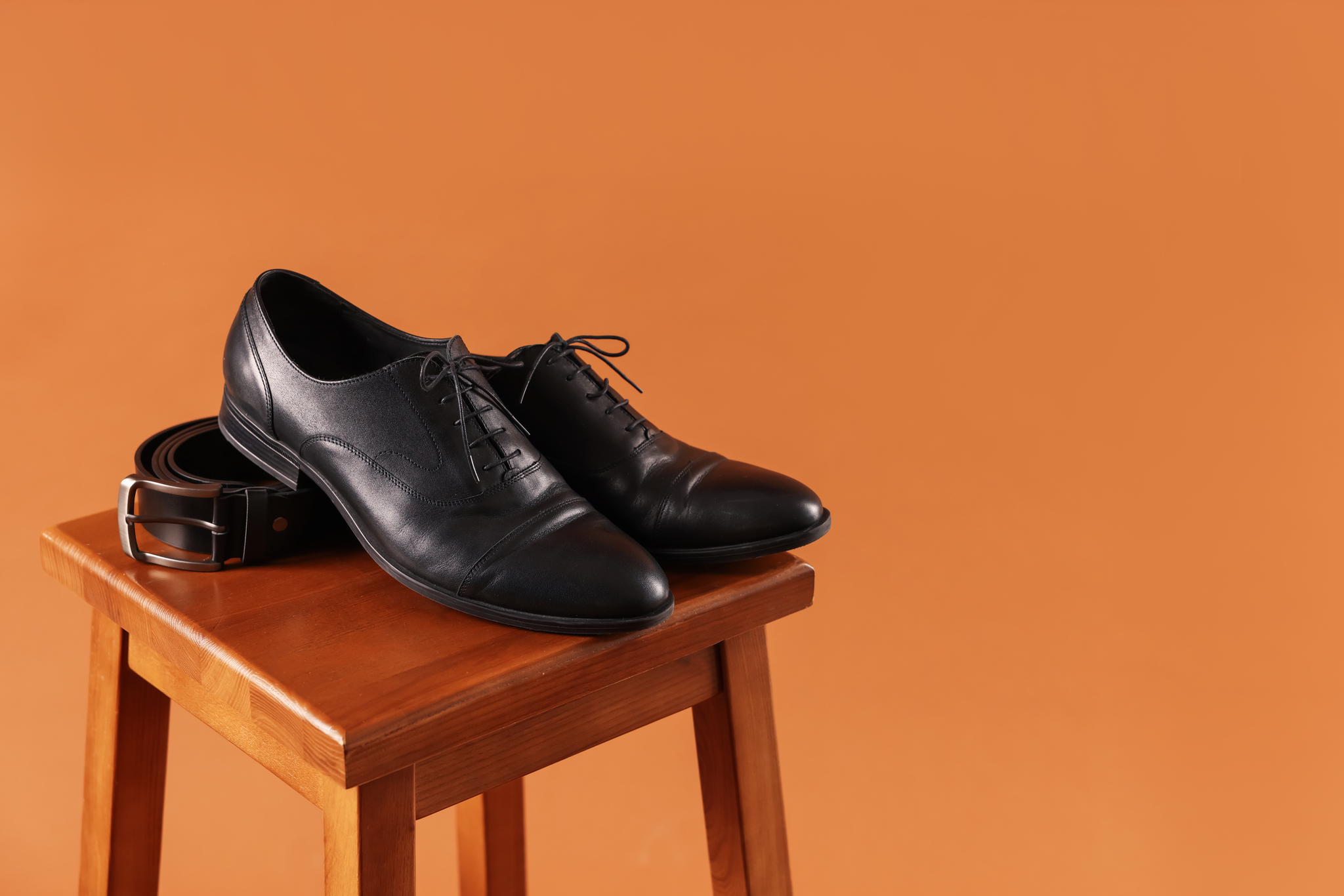 Zapatos de hombre modernos en escaparate, resaltando las últimas tendencias en calzado masculino para esta temporada